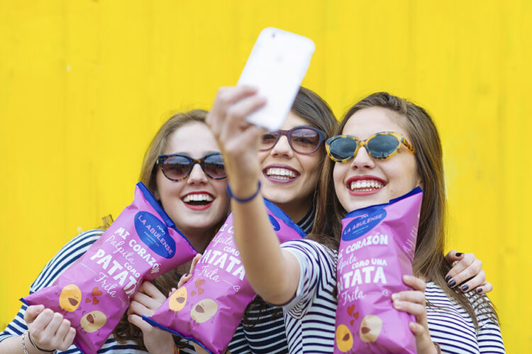 Tres chicas con bolsas de patatas