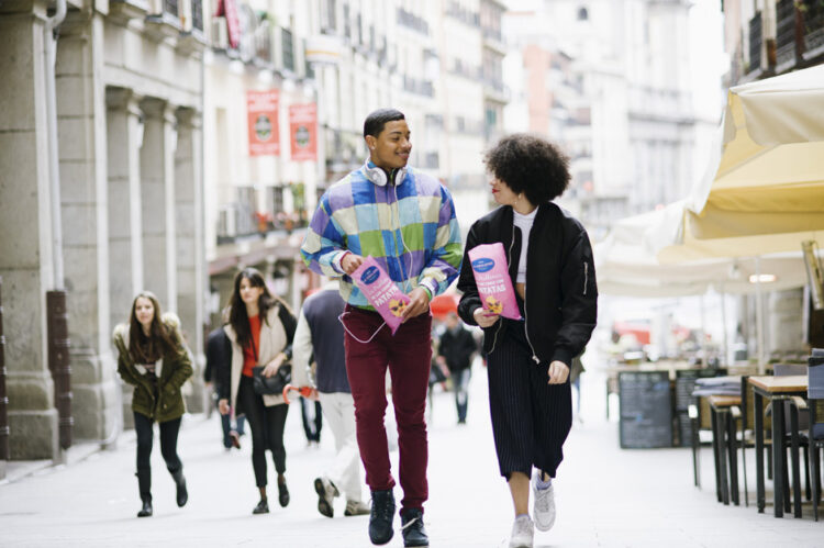 Pareja joven paseando por Madrid