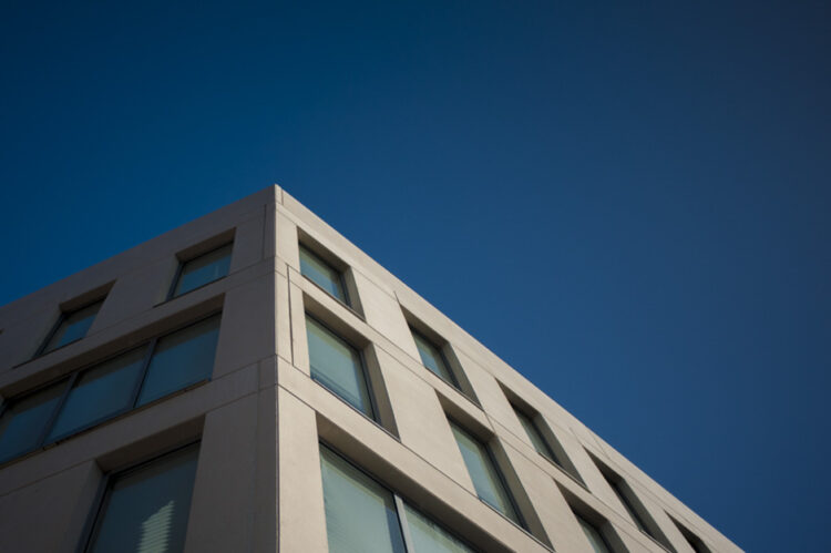 Edificio con cielo azul